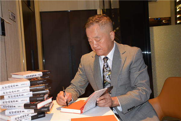 作家张建全携新作亮相香港书展反响热烈 影视化改编备受书迷期待