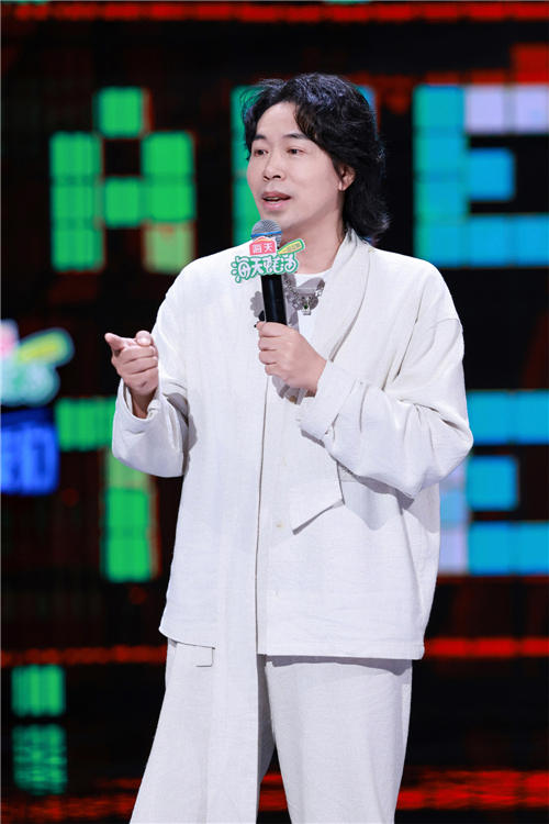 卢庚戌脱口秀首秀大放异彩，跨界歌手展现幽默魅力